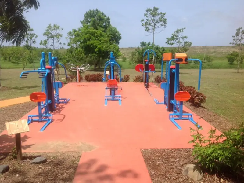 Equipo de gimnasio inclusivo · 2 × 1.3 × 2 m