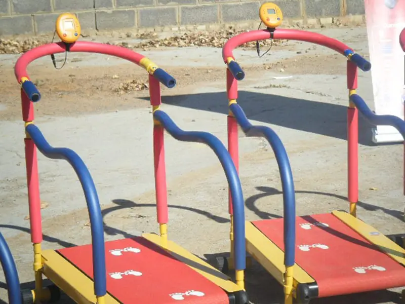 Gimnasio infantil al aire libre · 101 × 63 × 98 cm