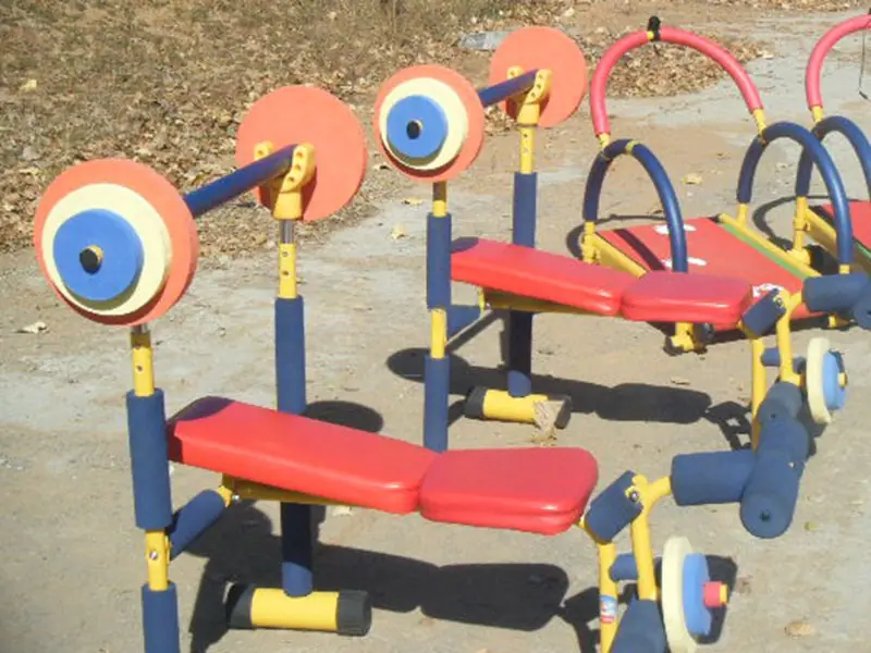 Gimnasio infantil al aire libre · 96 × 75 × 90 cm