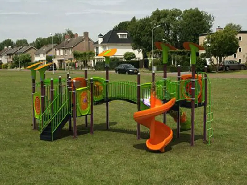 Playground exterior Serie Qing · 5.5 × 9.1 × 3.3 m