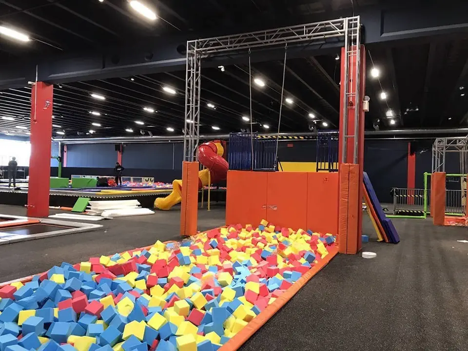 Trampolín con piscina de espuma · Modelo 0083