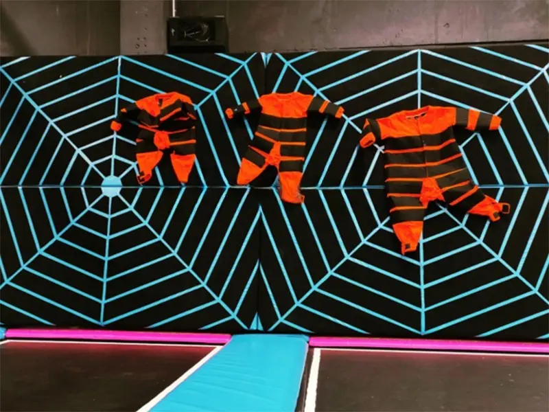 Atracción de trampolín · 2.4 × 2.5 × 0.61 m