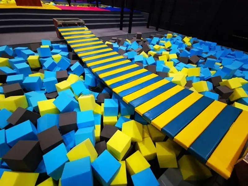 Trampolín con piscina de espuma · Modelo 0091