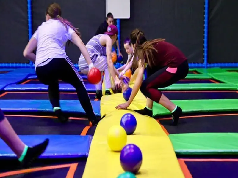 Cancha de dodgeball con trampolines